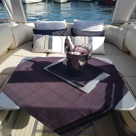 Bateau-hôtel Boat Trilogy