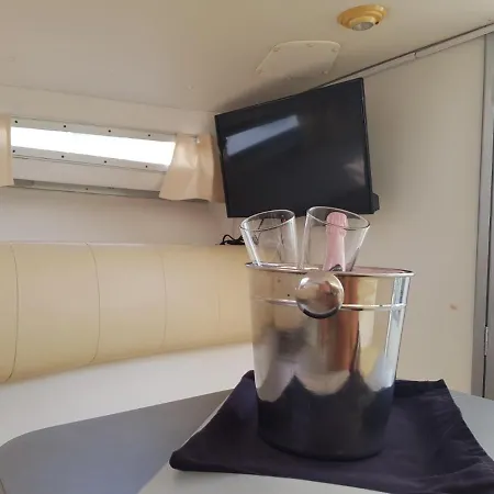 Bateau-hôtel Boat Trilogy